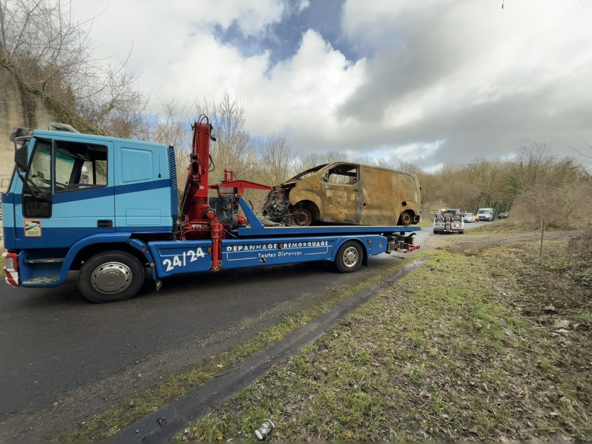 CAMION VIEUX IVECO BLEU